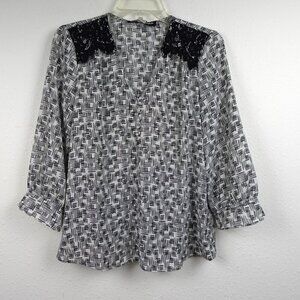 Karl Lagerfeld 3/4 Sleeve Top Women's Size XS Black White Lace Detail